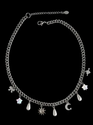 Silverfärgat halsband med berlocker - Trendig kedja i silverfärg med hängande berlocker i form av stjärnor, måne, sol, fyrklöver och droppformade pärlor. Halsbandet har justerbar längd och mixar metall med skimrande detaljer för en lekfull och unik look. Material-rostfritt stål . Kedjetjocklek-6mm 