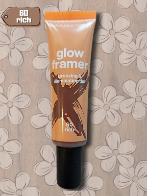 Max Factor Glow Framer Bronzing & Illuminating Tint 60 Rich | Bronzer | Glow ✨🤎 - Ge huden en djup, solkysst lyster med Glow Framer från Max Factor. Perfekt att använda ensam eller under/över makeup för extra glow. 🤎 Märke: Max Factor ✨ Glow Framer Bronzing & Illuminating Tint 🎨 Nyans: 60 Rich 💄 Bronzing & illuminating tint 🏷️ Ny och oanvänd