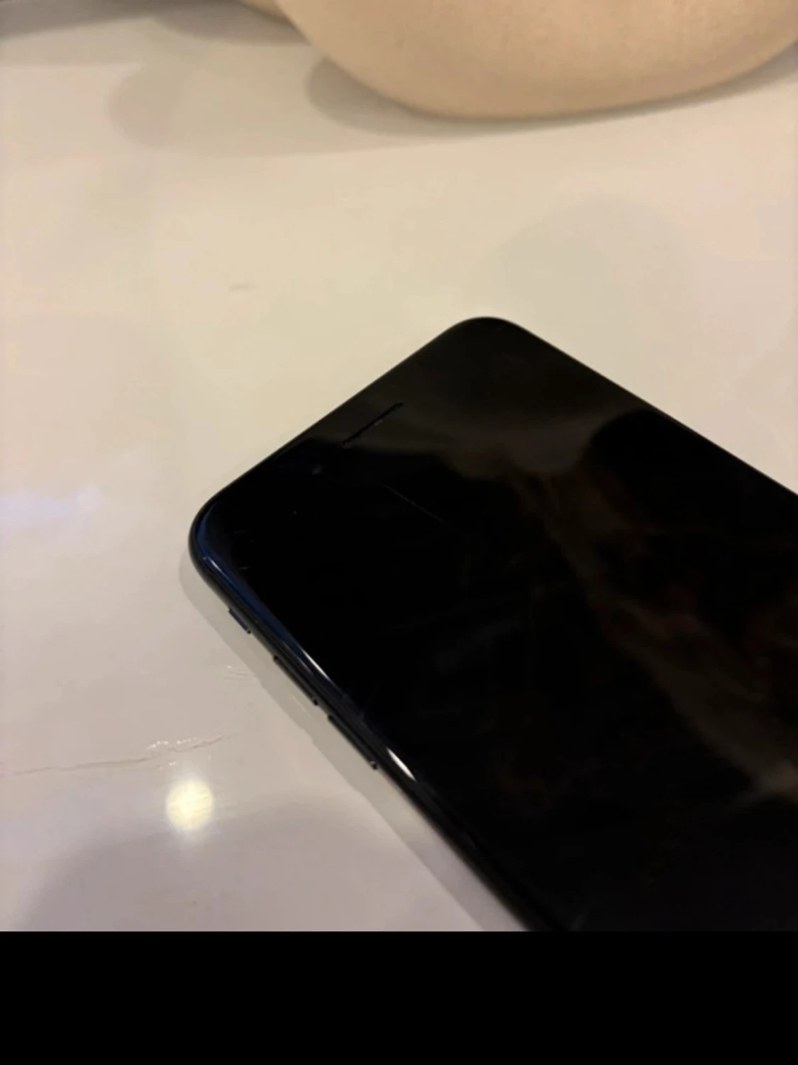 Svart iPhone med rundade kanter - 1