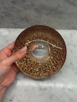 ”Discus” ljushållare från Orrefors - Säljer en rund ljushållare från Orrefors. Ljushållaren har ett vackert strukturerat mönster och är perfekt för värmeljus. Klassisk svensk design som passar fint som dekoration i hemmet. Använd väldigt lite 🩷