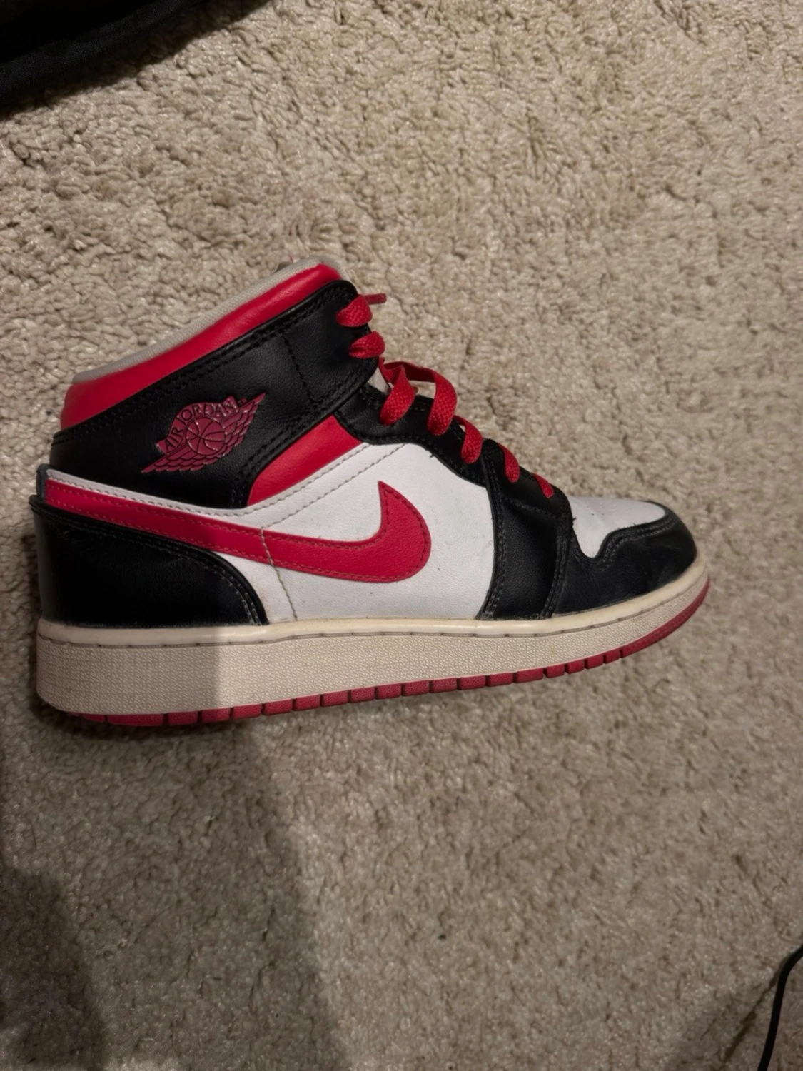 Svart, vit och röd sneaker