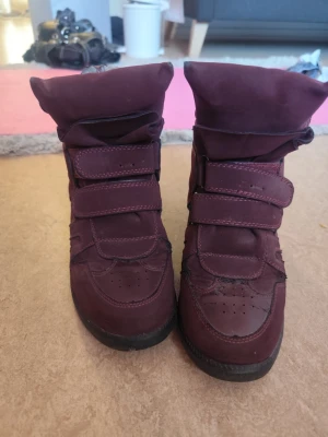 Isabel Marant liknande  - Vinröda, Isabel Marant liknande skor. Sulan innuti är helt sönder och de har slitningar utanpå, därav priset 