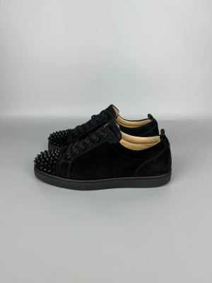 Christian Louboutin Louis Junior Spikes Sneaker Black | 42 - Svarta sneakers från Christian Louboutin i mycket gott skick. Storlek 42, men modellen är stor i passformen.