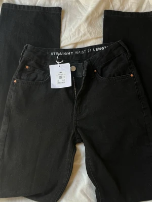 Svarta straight jeans mid waist - Säljer dessa svarta jeans med rak passform och mid waist. I storlek 24/32 och helt nya 😊