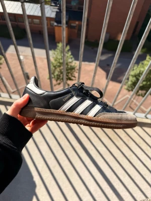 Adidas Samba  - Svarta Adidas Sambas i 38 och 2/3. Sparsamt använda och därför i gott skick!! Postar direkt och pris kan diskuteras 
