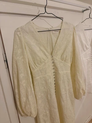 Ljusgul  klänning Adoore - Lång ljusgul klänning från Adoore, köpt på plik men jag har aldrig fått tillfälle själv att använda den. Inga tecken på användning 