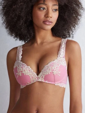 Rosa intimissimi bh  - Säljer en söt rosa bh med spets längs kanterna och axelbanden. Bh:n har vadderade kupor samt mjukt och bekvämt material. Säljs inte längre i denna färgen. Kan ej vara helt säker på storlek eftersom lappen är avklippt men skulle säga 80B. Original pris: 559kr