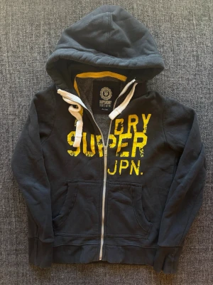 Superdry zip up ~ sjukt sällsynt  - Superdry zip up | st L men passar som XS | Snygg zip up. Sällsynt och eftertraktad vintage modell som produceras ej längre och går knappt att få tag på. Vintage 2000’s modell. Perfekt nu till våren/sommaren 🏄 Kan även gå ner lite i pris vid snabb affär!