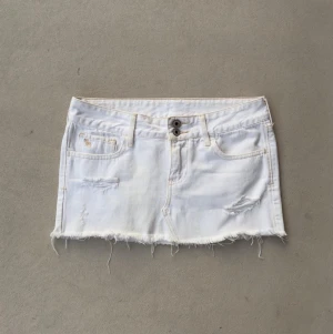 2000s abercrombie ultra low mini vit jeanskjol  - sötaste lilla kjolen från abercrombie följ för mer 💌 leverans inom 24h storlekslappen har lossnat men det är xxs/xs  midja 36 längd 23  en liten svag rosa fläck? bredvid bakfickan men annars tycker jag allt är perfekt  