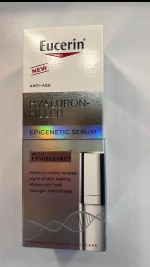 Hyaluron-Filler Epigenetic Serum - Epigenetic serum med hyaluron-filler och Epicelline som hjälper till att synligt motverka ålderstecken och gör huden yngre. Förpackningen är silverfärgad med holografiska detaljer och har en modern, stilren design. Dermatologisk hudvård.