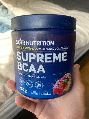 Supreme BCAA - Säljer då denna Supreme BCAA burken då den har använts en gång. Smaken är raspberry peach. I burken finns det kvar 240 gram Värde: 199kr Priset kan diskuteras!