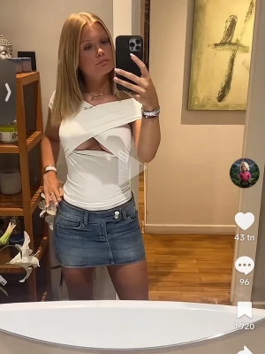 Blå jeanskjol med dubbla knappar - Snygg blå jeanskjol i kort modell med dubbla knappar och dragkedja framtill. Klassisk femficksdesign och bälteshällor. Perfekt till vardags för en avslappnad och trendig look.