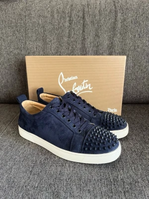 Marinblå loubs med nitar - Mörkblå Loubs storlek 43 med nitar. Mycket bra skick och riktigt snygga. Skriv om du undrar något, eller lägg ett prisförslag👍