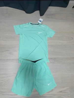 Mintgrönt träningsset från Nike - Finns alla storlekar finns att köpa på https://fitsupply.sumupstore.com