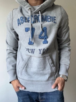 Vintage Abercrombie & Fitch Hoodie - Riktigt snygg Abercrombie & Fitch hoodie | Mycket bra skick | Storlek M | Modell: 175cm, 69kg