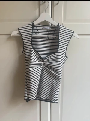 Zara randig topp - Snygg randig topp från Zara i storlek S, använd en gång
