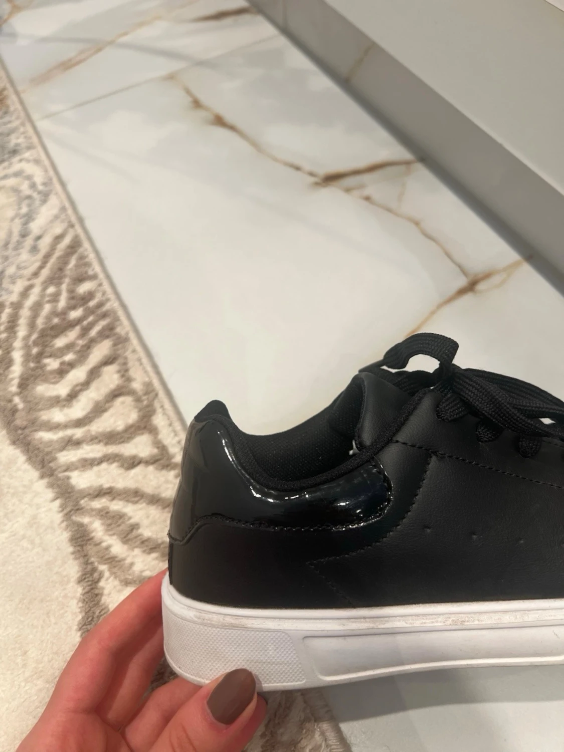 Svarta sneakers med vit sula - 3