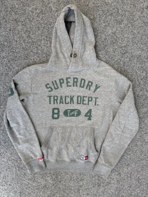 Superdry hoodie | L ~ Snyggt tryck - Säljer denna riktigt snygga Superdry Hoodien | Storlek: L | Mycket bra skick | Snyggt tryck | Hör av er vid frågor eller intresse!🤝