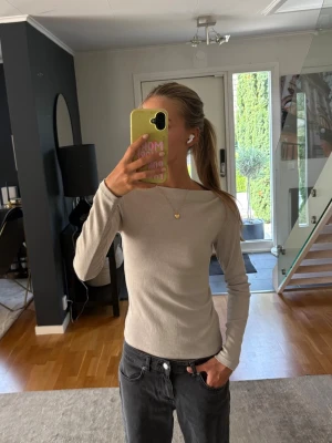 Beige långärmad topp - Beige långärmad topp med lätt ribbad struktur. Perfekt tröja som går att både klä upp och ner