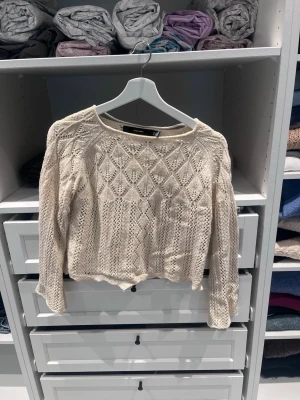 Stickad tröja från vero Moda - Snygg beige stickad tröja från Vero Moda i storlek XS. Säljs för att den inte kommer till användning längre. Nästan aldrig använd. Säljer en lika dan i svart.