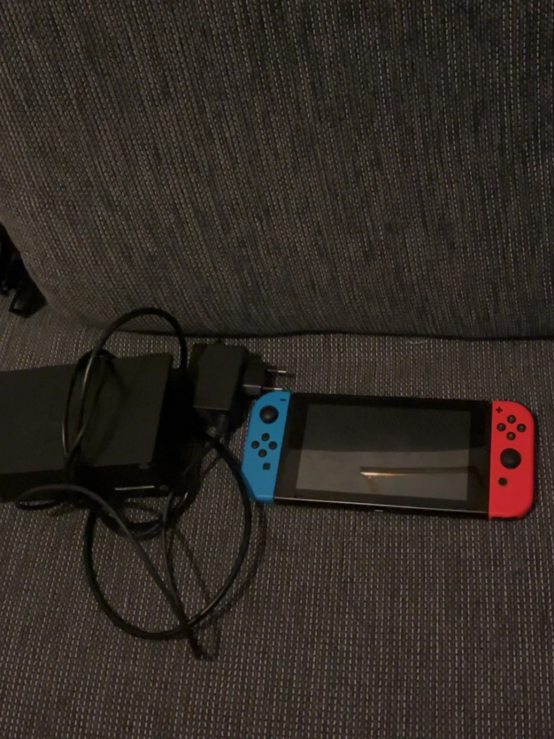 Nintendo Switch med blå och röd Joy-Con