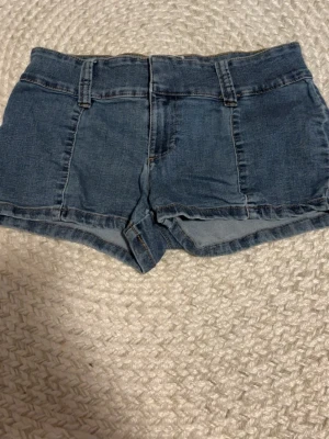Mini shorts - Väldigt snygga mini shorts. Väldigt bra skick använda 1-2 gånger. Sitter snyggt och passar både XS och S!