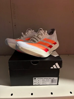 Adidas Adizero Pro 4 - Löpar skor från Adidas med kolfiberstavar | Storlek: 39 1/3 | Nya med box | Skriv vid frågor |