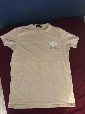 Amiri t shirt - Fin och unik amiri T-shirt i färgen beige. 