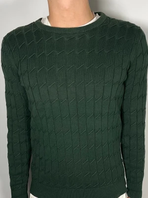 Kabelstickad J.Lindeberg tröja - 👕 Plagg:  Kabelstickad tröja                                                                 📏 Storlek: S                                                                🏷️ Märke/Modell: J.Lindeberg                                             ✨ Skick: Fint skick                                                        💬 Vid frågor är det bara att skriva!                                                                                          🛍️ Gramenti