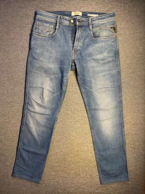Replay Slim  - Replay ambass slim fit. Dessa är använda med ändå bra skick. Köpta från jeans bolaget och kvitto finns om man vill se det! Storlek 31 i midja och 34 i längd.