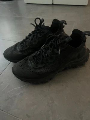 Svarta nike reacts - i mycket bra skick och behöver bara tvättas