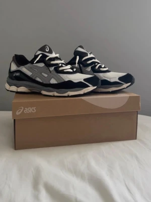 Asics Gel NYC Black ivory gray - Säljer ett par Asics Gel-NYC i färgen Black/Ivory Grey, storlek 42.  ✔️ Helt nya, aldrig använda ✔️ Originalskick ✔️ Storlek 42 ✔️ Skickas snabbt och välpaketerat  Perfekta sneakers med hög komfort och snygg design. Hör gärna av dig om du har några frågor eller vill ha fler bilder! Ingår ett par extra off white färgade snören.
