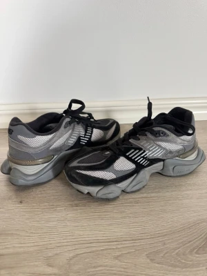 New Balance 9060 – Black/Castlerock - New Balance 9060 – Black/Castlerock 👟Säljer ett par supersnygga New Balance 9060 i den populära färgkombinationen svart och grått. Skorna är väldigt sköna och passar till allt!