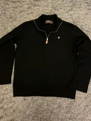 Morris half zip tröja  - Tjena! Säljer en stickad Morris tröja i storlek L men som har krympt i tvätten och passar som en XS nu. Den är i väldigt bra skick och riktigt varm, så passar bra nu till hösten och vintern! Hör av dig vid frågor eller intresse! Priset är inte hugget i sten, så kom gärna med ett prisförslag!😇