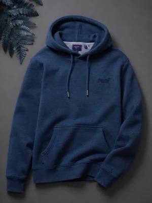 Mörkblå superdry hoodie med broderad text - Snygg mörkblå hoodie med huva och dragsnören. Broderad text på bröstet och stor känguruficka framtill. Tillverkad i mjukt material med ribbade muddar vid ärmar och nederkant. Perfekt för en avslappnad och trendig stil.