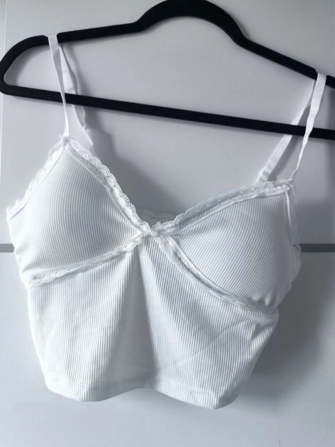 Vit ribbad body med spetsdetaljer - 3