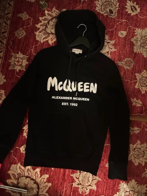 Alexander mcqeen hoodie - Säljer en sjukt fet och unik Alexander mcqueen hoodie i storlek S i fint sick, ny pris 4500kr  men säljer för endast 2599 men pris kan självklart diskuteras vid snabb afför 