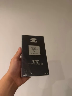 Creed Aventus  100 ml - Creed Aventus Eau de Parfum i 100 ml flaska.  Parfymen är känd för sin fruktiga och maskulina doftprofil. Den är oöppnad