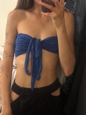 Crop top - Aldrig använd, går att knyta hur man vill