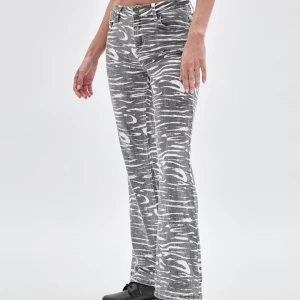 Zebra jeans  - Sjukt coola jeans med zebra tryck. Från guess. Nypris ca 1500. Säljer för 550! Storlek 28, passar en 36/38☺️