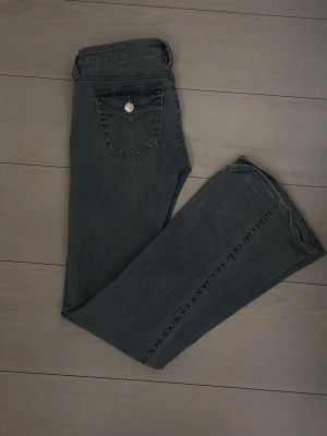 Ljusblåa true religion jeans - Snygga ljusblåa jeans från true religion i bra skick, modell low Rise joey storlek w27