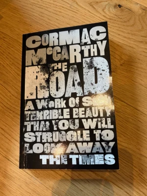 The Road av Cormac McCarthy - Säljer denna populära booktok bok. Boken är läst men i fint skick utan skador eller defekter. Boken är på engelska. Nypris 159kr. Pris kan självklart diskuteras vid snabb affär. Bundles går att köpa! Kolla gärna in min profil för fler böcker och tveka inte på att höra av dig vid frågor!💕