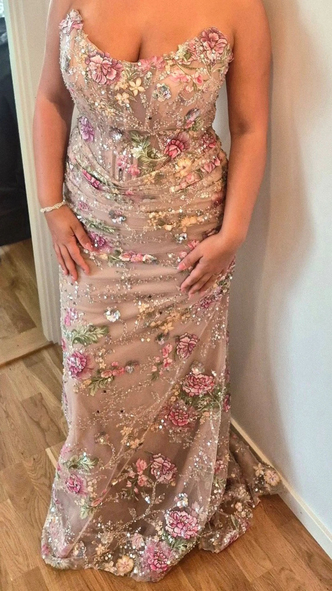 Beige långklänning med blommor och paljetter