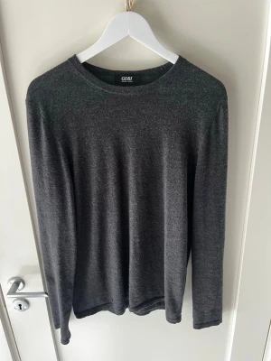 Kashmere/cashmere tröja från GOBI - Nypris: cirka 3000kr.                        Storlek: Small.                                           Skick: Bra.                                               Mjuk och stilren mörkgrå tröja i cashmere från GOBI. Hör av er vid minsta fråga eller fundering!