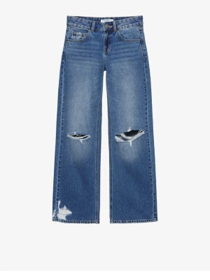 Jeans  - Säljer ett par blå jeans med raka ben och slitna detaljer vid knäna och nedtill. Jeansen har klassisk femficksmodell och låg midja. Perfekta för en avslappnad och trendig look. Materialet är denim i bomull. Oanvända men uppsprättade.