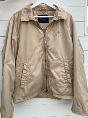 Morris jacka/overshirt - Riktigt snygg Morris jacka/overshirt i storlek L. Mycket bra skicka bortsätt från en liten fläck på framsida ficka (se sista bild) men som inte syns om man inte letar efter de. Skriv gärna vid frågor