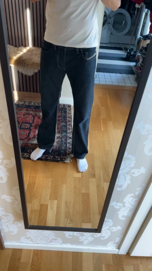 Mörkblåa diesel jeans - Hej, jag säljer ett par diesel jeans i storlek W32. Jeansen har inga defekter och är väl omhändertagna. Skriv vid minsta fundering eller lägg prisförslag!