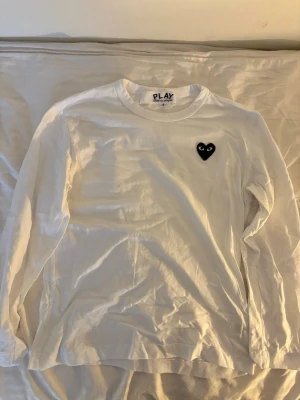 CDG tröja -  Hej och välkomna till B. Jag säljer nu denna CDG tröja i nyskick köpt på NK i Stockholm för 1100 kr. Inga Defekter storlek S kom med frågor och så vidare så hörs vi. MVH B