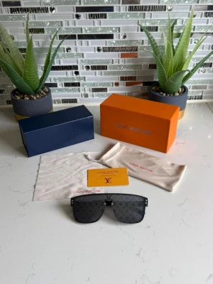 Lou1s Vu1tton solglasögon - Säljer ett par svarta solglasögon som är jätte snygga och fina. Passar perfekt nu när det är sommar. Kommer med originalbox, fodral och putsduk.