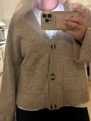 Stickad kofta  - Beige stickad kofta från Gina tricot! Storlek S och endast använd enstaka gång så är i mycket bra skick. Jättefin nu till hösten!🍂